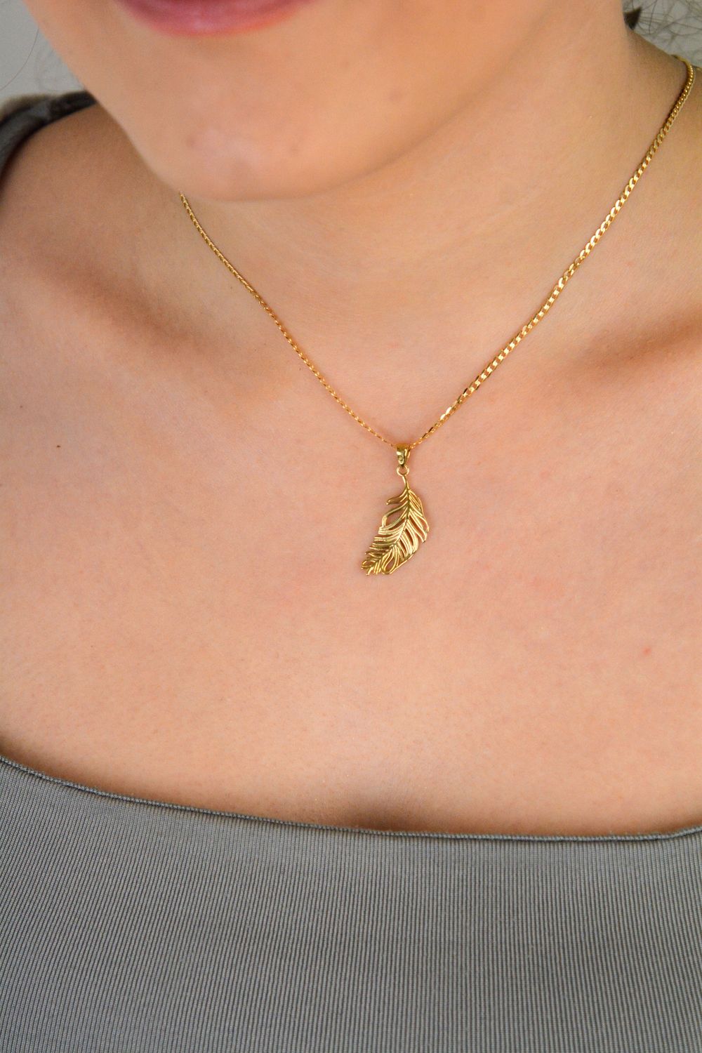 Złota zawieszka pióro z dodatkiem białego złota próba 333, ZA 4375. Ta elegancka zawieszka w kształcie pióra symbolizuje lekkość, wolność i elegancję. 1.jpg